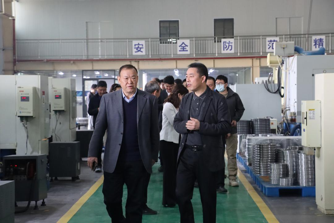 北京航空航天大學(xué)發(fā)動機研究院教授蒞臨博盈軸承考察交流